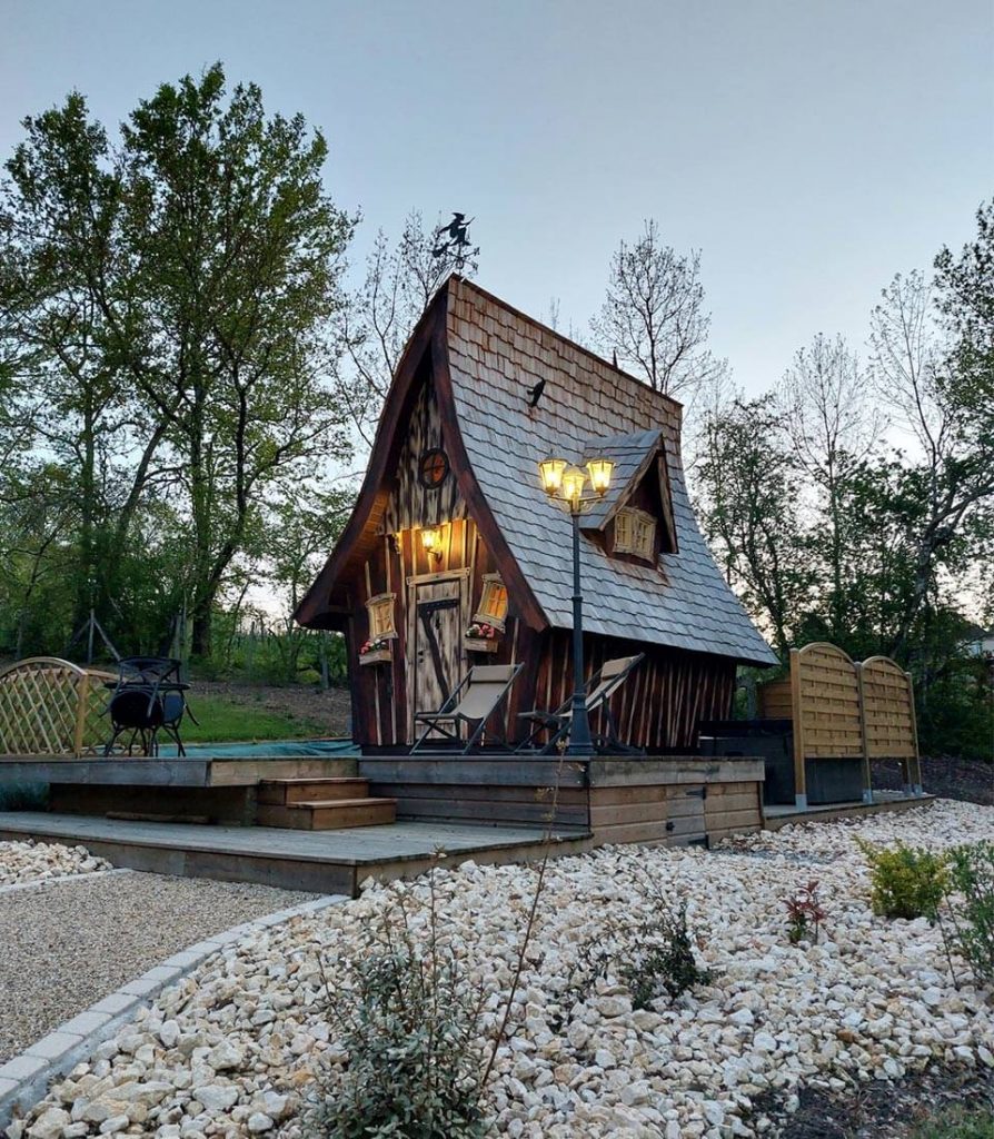 Cabane biscornue à la tombée de la nuit