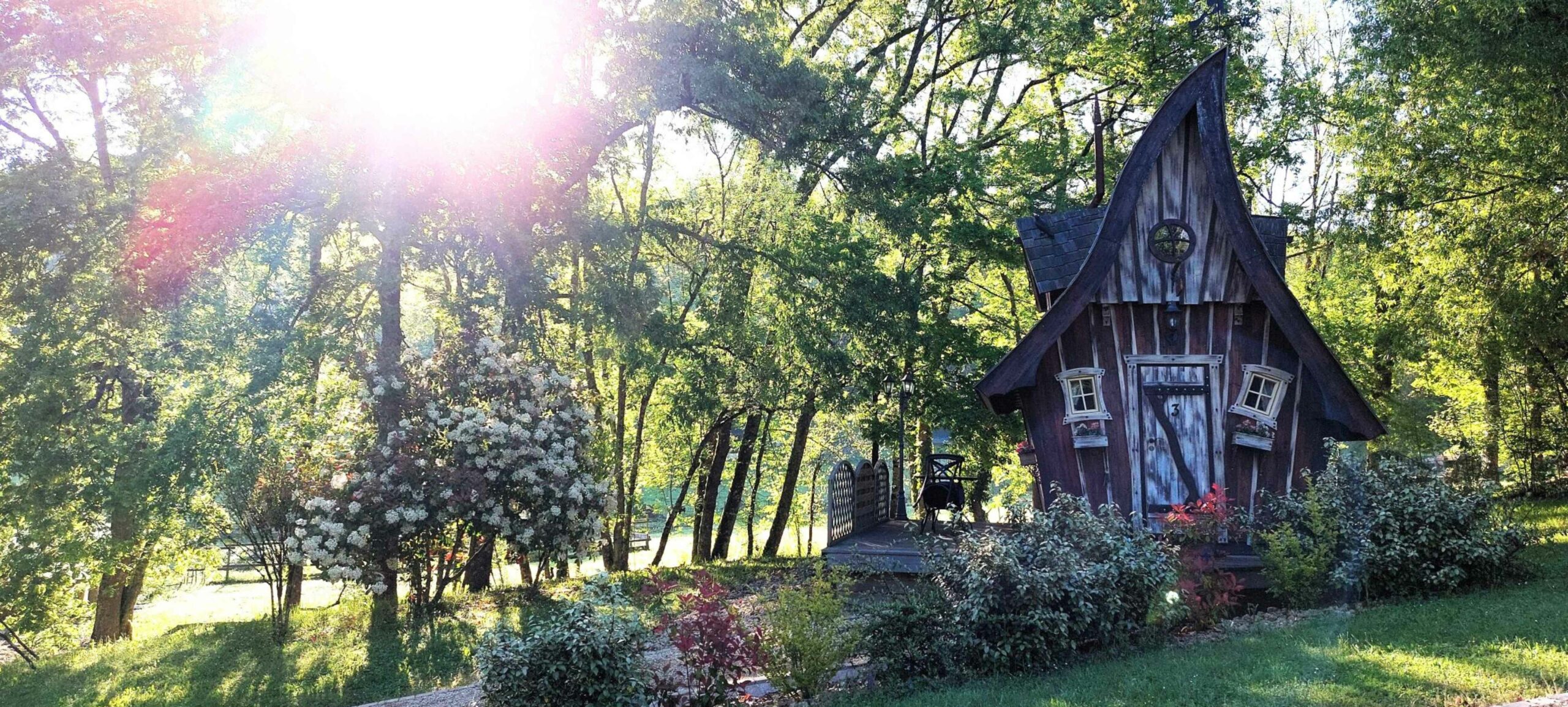 Cabane à l'aube avec le soleil en arrière plan
