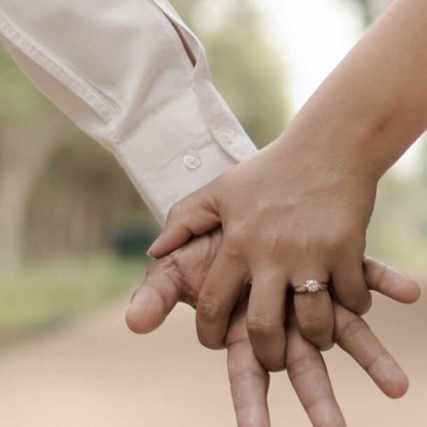 Couple se donnant la main. Illustration adult-only