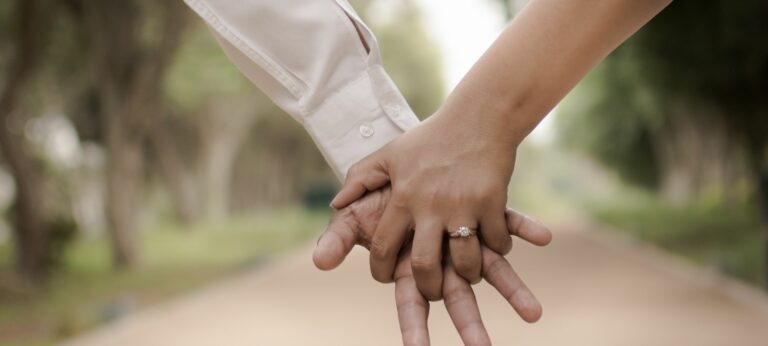 Couple se donnant la main. Illustration adult-only
